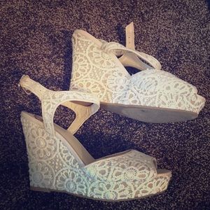 7.5 cream strappy wedges